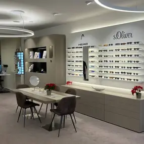 Modernes Optiker-Geschäft mit großer Auswahl an Brillen und stilvoller Inneneinrichtung.